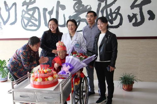 南通红星社区组织志愿者为百岁老人庆生日